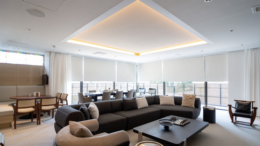 Lutron QuantumとSivoia QSを導入したリビング。照明と複数の電動ロールスクリーンを統合制御しています。