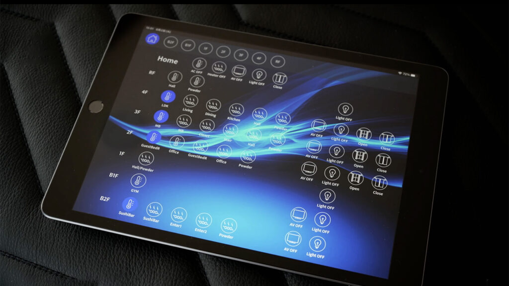 照明、空調、床暖房、電動カーテン、映像・音響設備を操作するCrestronのiPad画面。