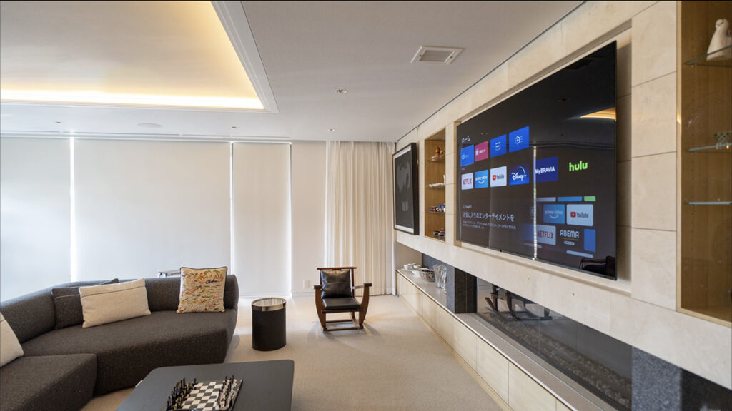 テレビと映像音響機器を操作するCrestronコントロール画面