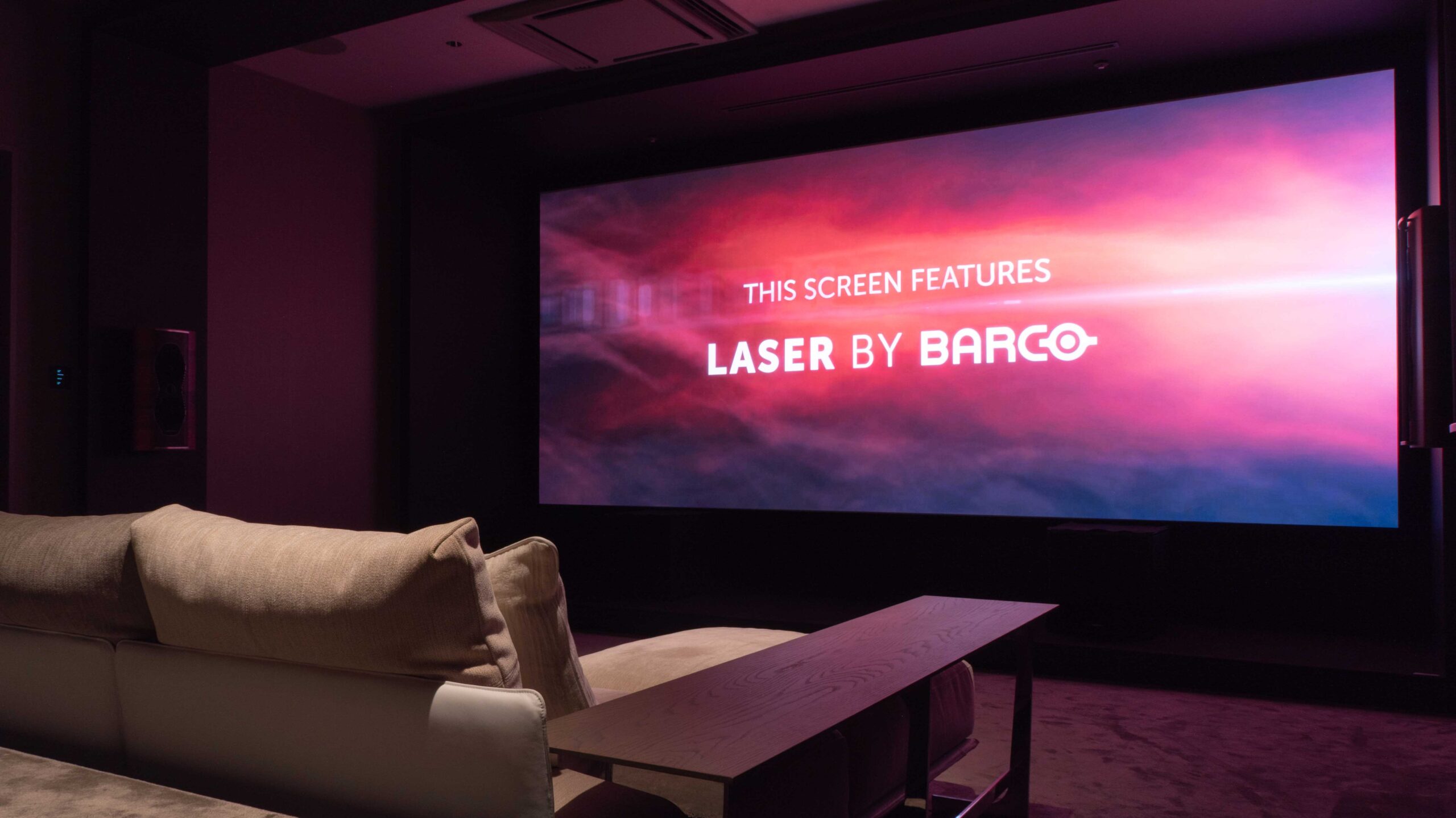 Barco Residentialで投写する204インチシネマスコープスクリーン