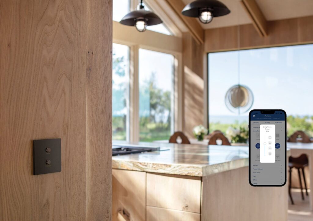 Lutron HomeWorksのキーパッドと照明制御アプリを備えた住宅空間